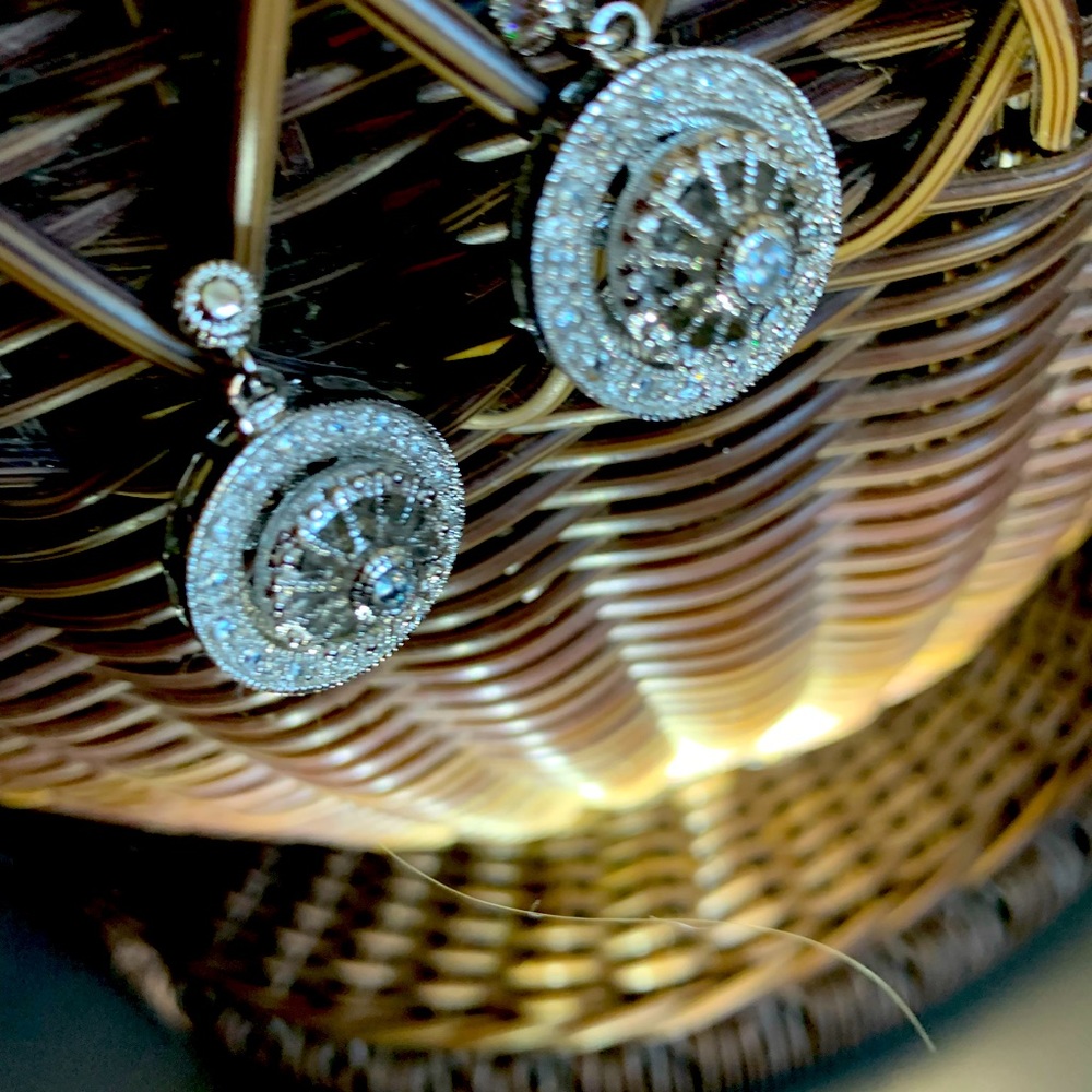 UNIQUE One pair spinner earrings